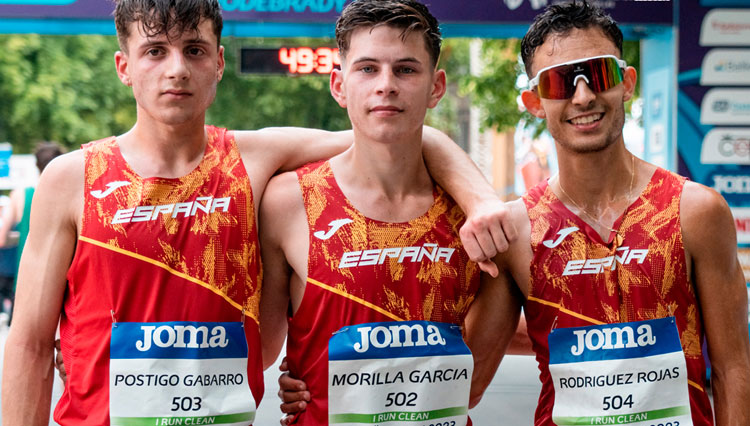 Pablo Rodríguez, a la derecha de la imagen, junto a sus compañeros tras dar a España el título europeo en la República Checa. Foto: RFEA