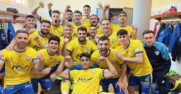 Los futbolistas palmeños celebrando un triunfo en el vestuario esta temporada. Foto: Atlético Palma del Río
