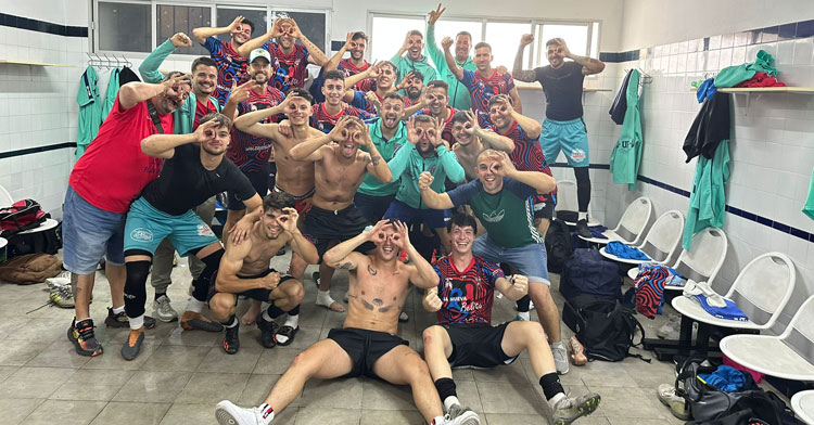 Los jugadores peñarriblenses celebrando su éxito en Belmez. Foto: @penarroyacf1947