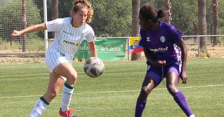 Cintia intenta un pase ante el Granadilla Tenerife B. Foto: @CordobaFemenino