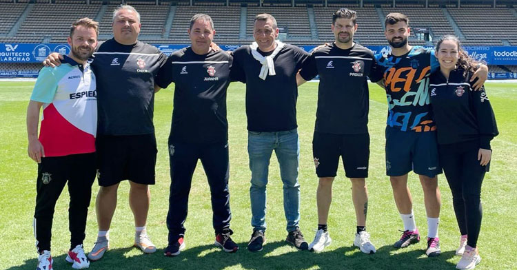 Quero junto a sus colaboradores posando en Chapín. Foto: @Alfonsopf99