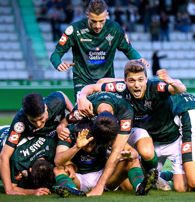 Los jugadores del Racing de Ferrol celebrando un gol.