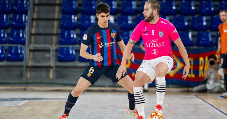Solano la pisa en el duelo ante el Barça de liga. Foto: Viña Albali Valdepeñas