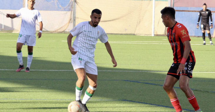 Abreu intenta encarar a Alan Araiza, al que anularon un tanto en el partido. Foto: CCF