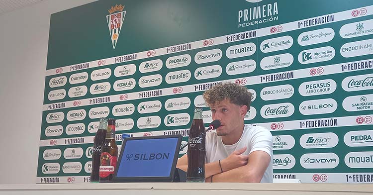 Simo atendiendo a los medios de comunicación en la sala de prensa tras el partido ante el San Fernando.