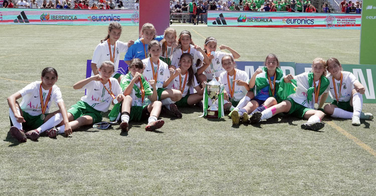 Las chicas de la sub12 tras su subcampeonato. Foto: RFAF