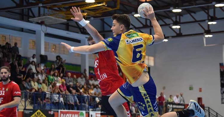 Tincho Jung armando su brazo derecho tras superar a un jugador del Fraikin Granollers.