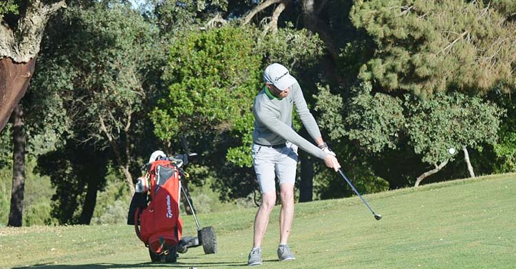 Tomás Vaughan 'aprochando' en el antegreen del hoyo 1.