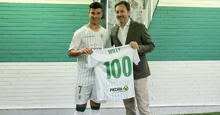 Willy Ledesma recibiendo su camiseta de Antonio Fernández Monterrubio. Foto: CCF