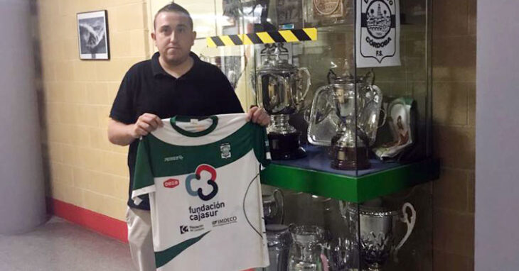 David Díaz posando con la elástica del Deportivo Córdoba Cajasur