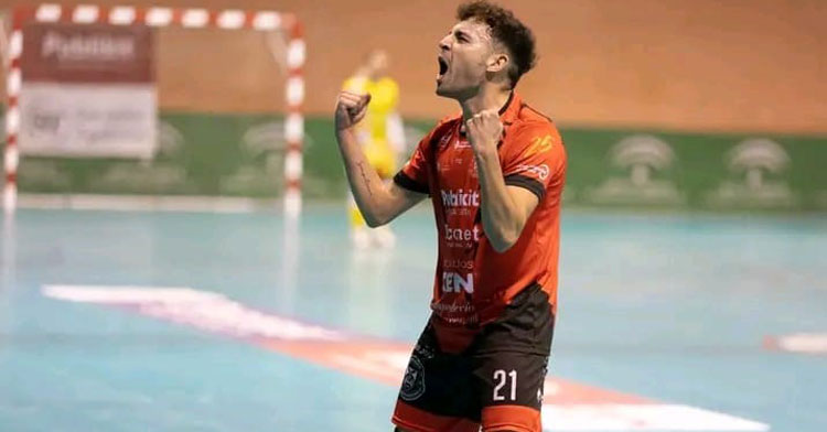 Adri Luna celebrando uno de sus casi 30 goles esta campaña. Foto: JP Peinado / CD Bujalance FS