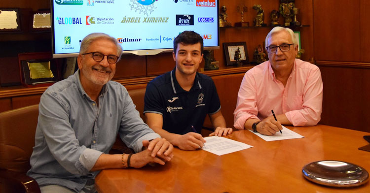 Antonio Cabello estampando su firma para la renovación de contrato. Foto: Ángel Ximénez de Puente Genil
