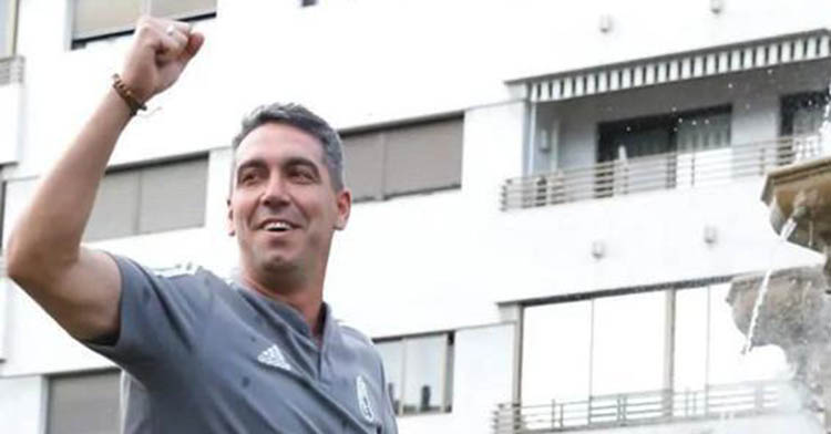 Juan Antonio Milla celebrando el ascenso del Recreativo Granada.