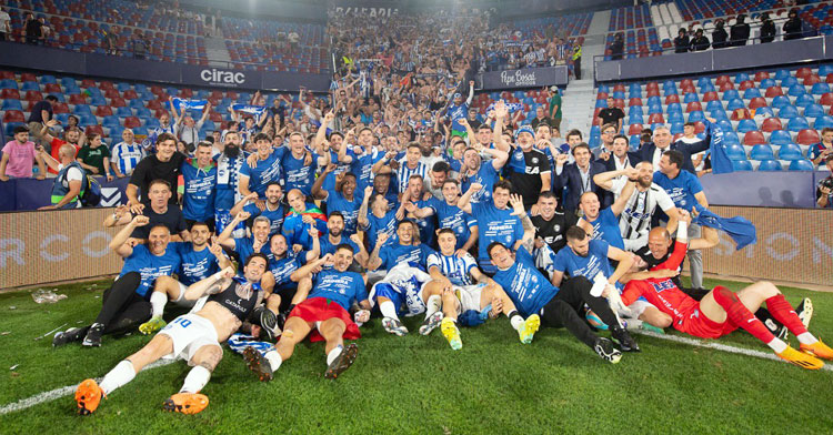 La foto de familia blanquiazul con su afición en el Ciutat de Valencia. Foto: Deportivo Alavés