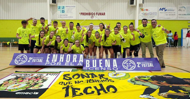 La escuadra malagueña celebrando su ascenso. Foto: Nueces de Ronda Atlético Torcal