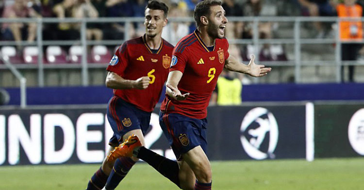 Blanco, en segundo plano tras el gol del empate de Abel Ruiz. Foto: RFEF