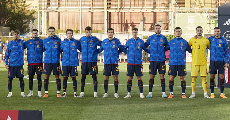 Antonio Blanco posando con el dorsal 6 antes de empezar el choque ante México sub23. Foto: RFEF