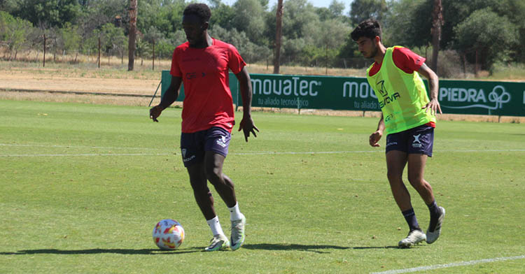 Calderón cerrando a Diarra.