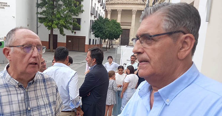 Antonio Fernández Monterrubio al fondo, con uno de los hijos de Rafael Campanero en primer plano.