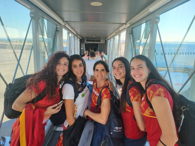 Carmen Avilés posando con sus compañeras en el viaje hacia Oslo. Foto: RFEA
