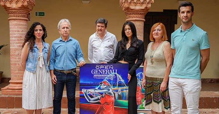 Las autoridades y los organizadores del Open Generali de Palma del Río junto a la pintora Ürsula Jordán creadora del cartel de 2023.