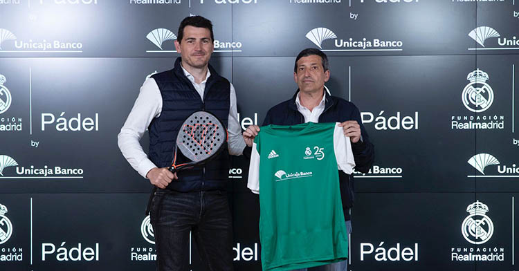 Iker Casillas junto al gerente del Real Aeroclub, Mario Fernández, en la presentación del Torneo de pádel Fundación Real Madrid que se jugará en Córdoba del 16 al 18 de junio.