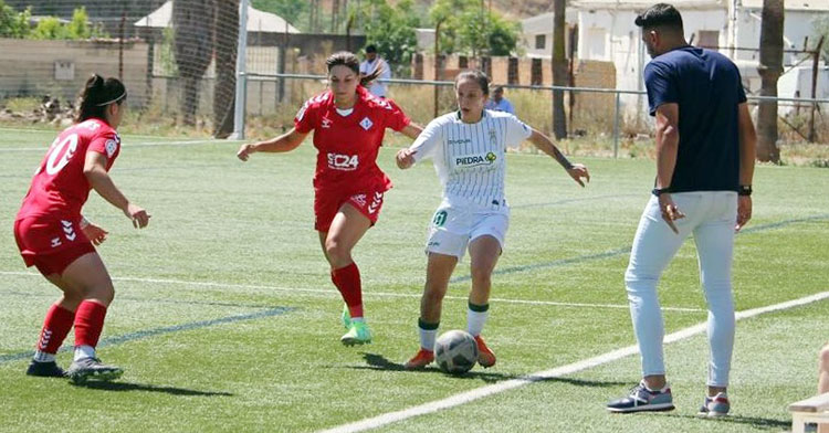 María Lara conduce el balón en el último encuentro de la temporada. Foto: CCF