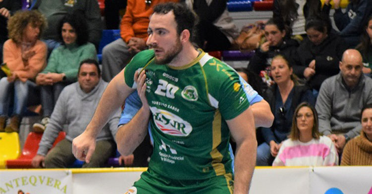 Cristóbal Ortega trabajando en la zona de pivote. Foto: Balonmano Los Dólmenes Antequera