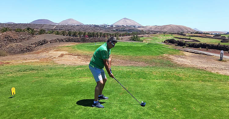 David Jurado en el último hoyo de Lanzarote Golf con los volcanes al fondo.