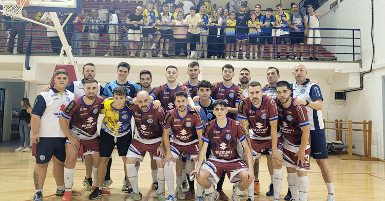 La foto del equipo en el Complejo Ciudad de Cádiz, con la afición al fondo. Foto: CD Decorséneca
