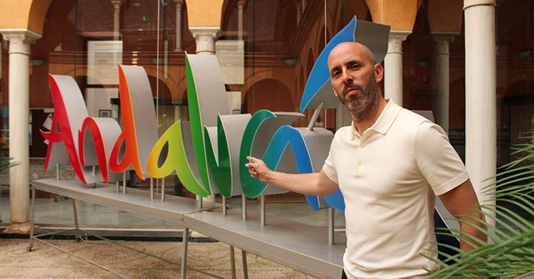 Eduardo Lucena señalando el destino andaluz, uno de sus principales propósitos junto en la promoción del deporte en la provincia de Córdoba.