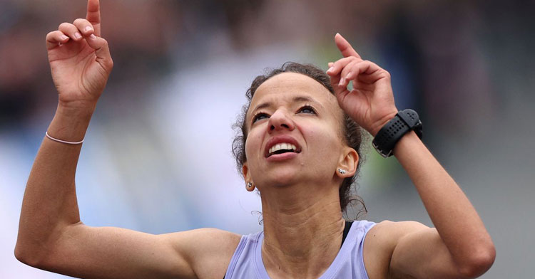 Fatima Ouhaddou señalando al cielo al entrar en meta en la Maratón de Róterdam