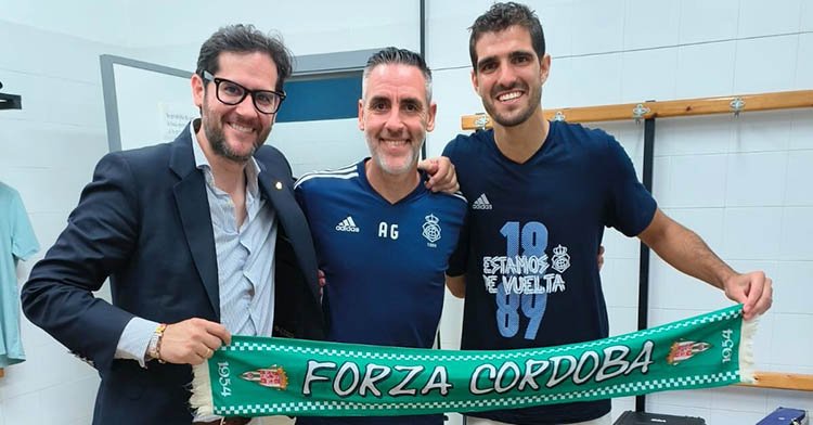 El consejero delegado del Recre, el cordobés Carlos Hita, Abel Gómez y Bernardo Cruz celebrando el ascenso del Recre con una bufanda del Córdoba.