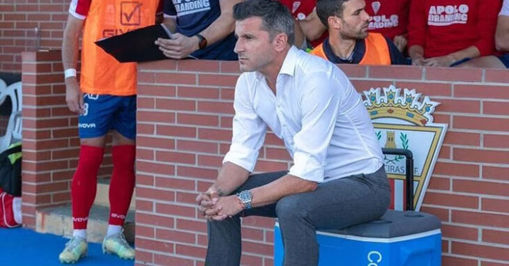 Iván Ania en la dirección de un partido del Algeciras. Foto: Cadena SER