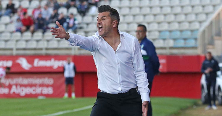 Iván Ania desgañitándose en el Nuevo Mirador con Germán Crespo al fondo en el partido ante el Córdoba de la segunda vuelta.