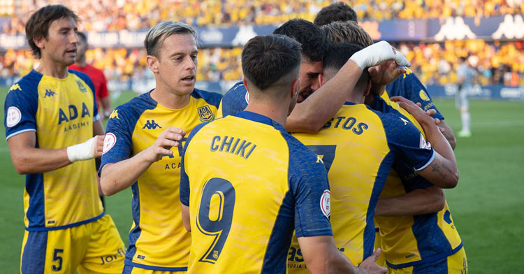 Los jugadores alfareros, con Javi Lara en primer tiempo, celebrando uno de sus tantos. Foto: AD Alcorcón