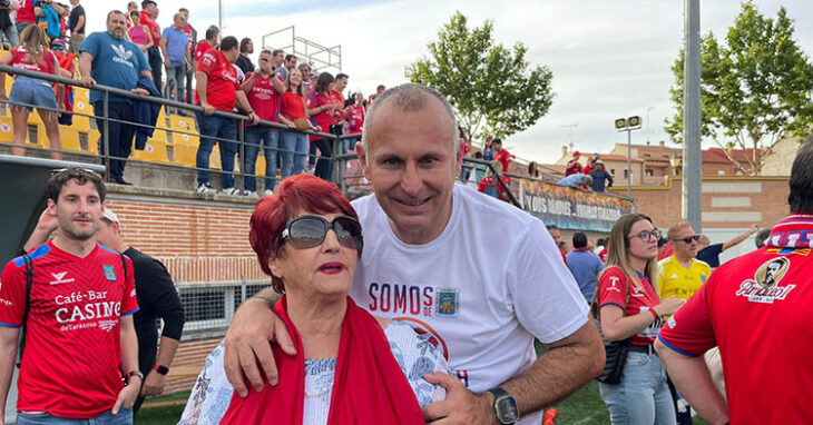 Feliz. Javi Moreno junto a su madre inmortalizando su primer ascenso como entrenador con el Tarazona en Navalcarnero.