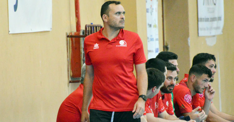 Escribano sigue el juego desde su zona técnica. Foto: CBM