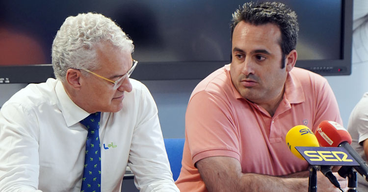 Jorge Torres junto a Javier Alba, gerente de La Cartonera Lucentina. Foto: Antonio Dávila / Ciudad de Lucena