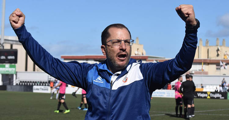 José Juan Romero alzando sus brazos en señal de victoria en su etapa en el Ceuta.