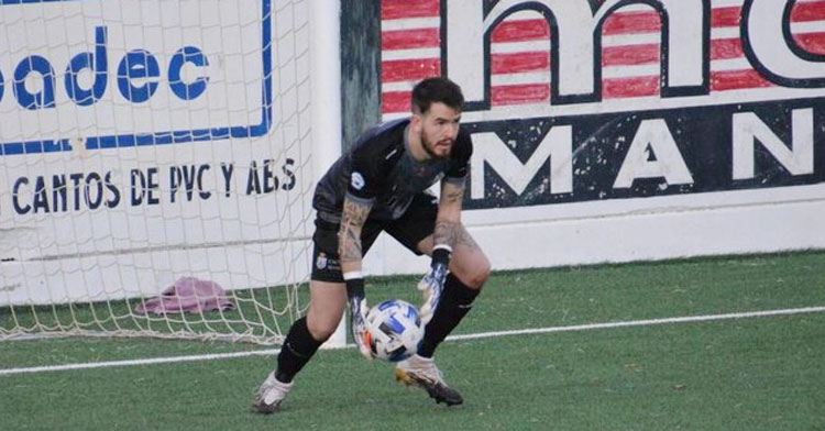 Lopito atrapando una pelota durante un encuentro. Foto cedida por el Ciudad de Lucena