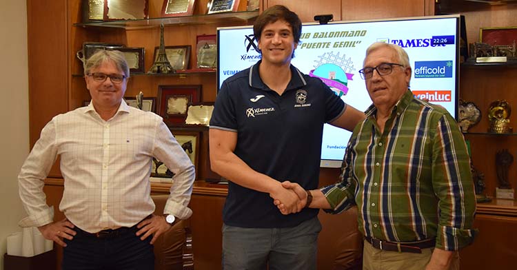 Luisfe Reina estrechando su mano con Mariano Jiménez tras rubricar su renovación con el equipo de su tierra.
