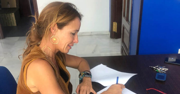 Marian Aguilar firmando documentos en la anterior legislatura como concejala de Cultura.
