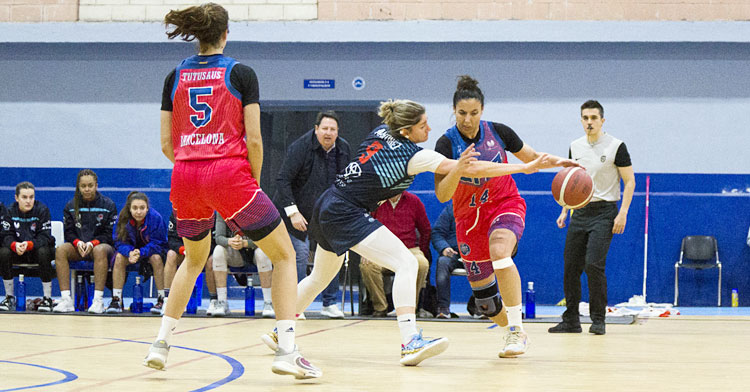 Marta Martínez intenta robar el esférico en un partido de la Liga Challenge. Foto: Gabriele Friscia