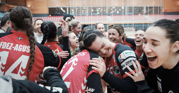 El Club Balonmano Zuazo seguirá contando el próximo curso con dos 'guerreras zuazotarras', como allí se denominan, con acento cordobés. Y es que pese al descenso de esta temporada, un curso muy complicado, las dos han terminando dando el sí al nuevo proyecto de la temporada 2023-24. La última de las dos en hacerlo, en esta semana, fue la portera Meriem Ezbida Bejarano, que continuará entre las maderas. "Su experiencia y capacidad serán vitales para apuntalar una posición muy importante para el equipo", expuso la entidad. La meta formada en Adesal seguirá compartiendo el puesto con la canaria Ariadna González, que vivirá su quinta temporada en el club de Barakaldo, ahora en la División de Honor Oro, segunda categoría nacional. Alba, antes Mientras, antes incluso mantuvo su idilio con el club la central Alba Sánchez, también surgida desde La Fuensanta y Adesal, que "seguirá como directora del juego de las guerreras zuazotarras la próxima temporada". "Una de las piedras angulares para nuestro nuevo ciclo rumbo a la élite" expuso. Y es que eso es lo que ha pesado seguramente para ambas, la idea de no marcharse tras un año muy complicado, con problemas de impagos de por medio en la temporada, y en la que la lucha hasta el final no evitó la pérdida de categoría. Devolver al club a su lugar habitual durante tantas temporadas será el objetivo que acometer.