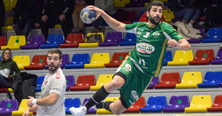 Nacho del Castillo volando para anotar. Foto: Balonmano Los Dólmenes Antequera