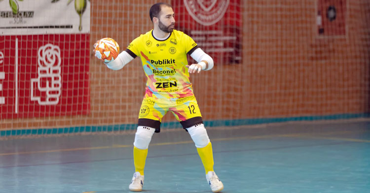 Nono Castro presto a sacar de puerta en un partido en el Pepe Montalbán. Foto: JP Peinado / CD Bujalance FS