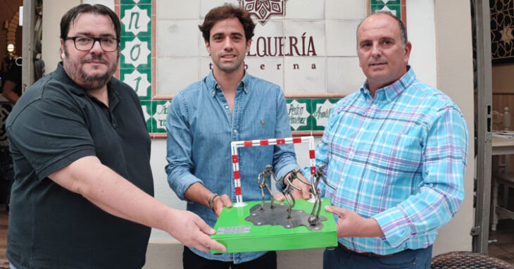 Pablo del Moral en la entrega del trofeo. Foto: Córdoba Futsal