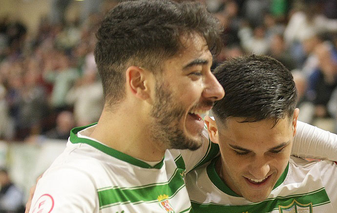 Lucas Perin celebrando un tanto junto a Álex Viana. Foto: Córdoba Futsal