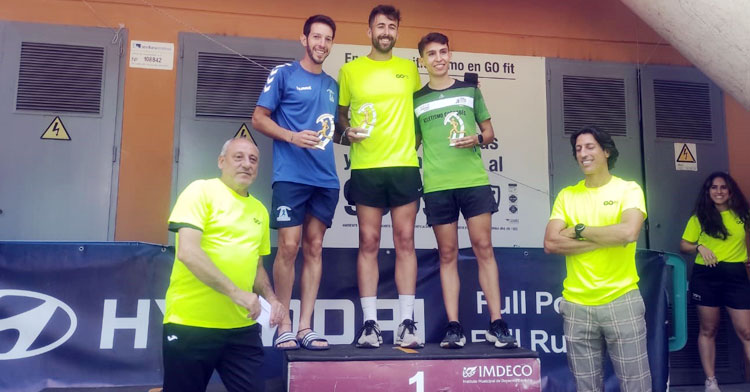 El podio masculino de la XI Carrera Go Fit Córdoba. Foto: Club Trotasierra